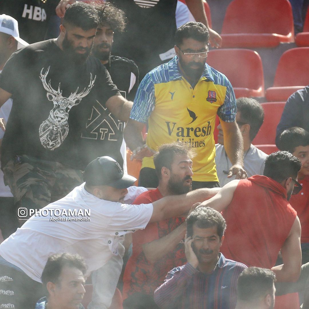 تصاویر عجیب از کتک کاری و درگیری فیزیکی شدید هواداران نساجی و پرسپولیس در قائم شهر