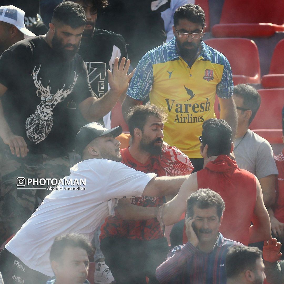 تصاویر عجیب از کتک کاری و درگیری فیزیکی شدید هواداران نساجی و پرسپولیس در قائم شهر