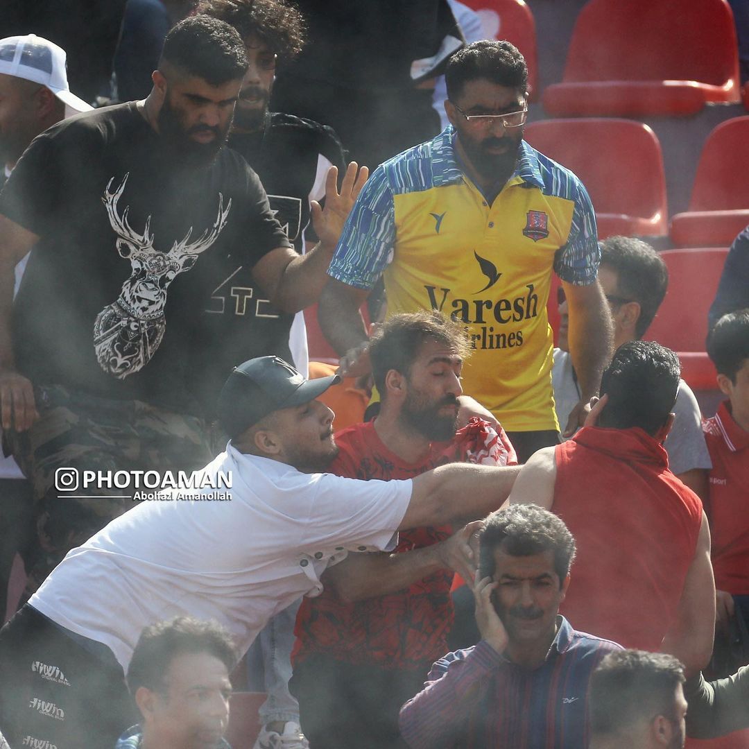تصاویر عجیب از کتک کاری و درگیری فیزیکی شدید هواداران نساجی و پرسپولیس در قائم شهر