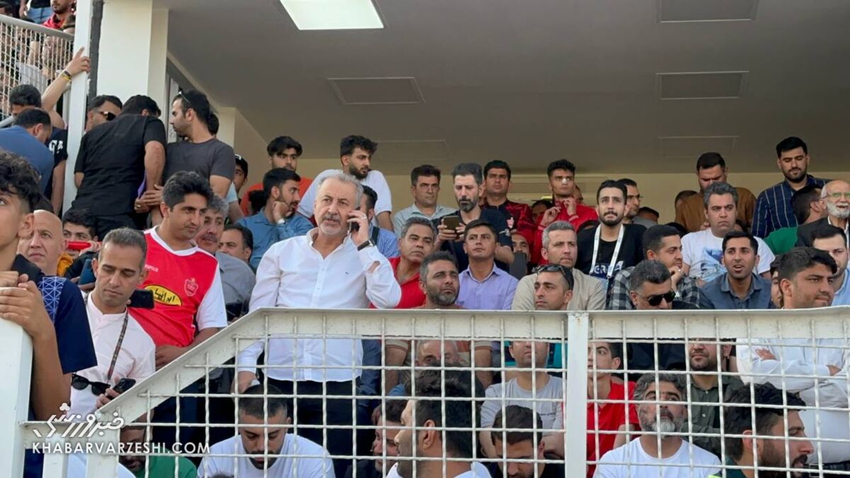 درویش در جایگاه تماشاگران بازی نساجی