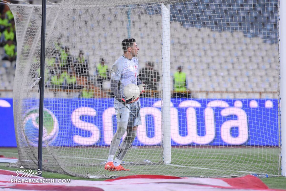 عکس| پرسپولیس نه؛ این گلر لباس آبی برتن کرد عکس| پرسپولیس نه؛ این گلر لباس آبی برتن کرد