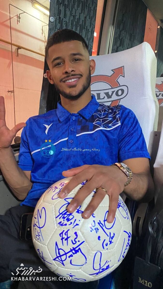 عکس| یادگاری خاص مهدی قایدی پس از هتتریک/ ستاره استقلال توپ را به خانه برد