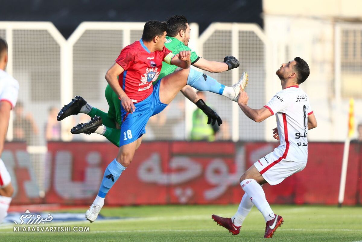 تقابل خشن نساجی و پرسپولیس؛ کارت قرمز از نان شب واجبتر است!