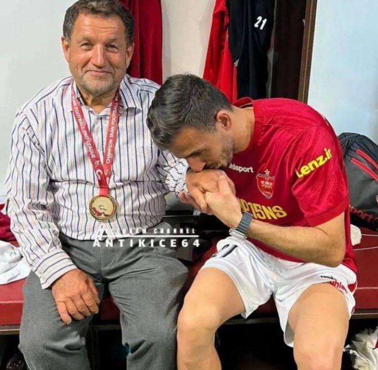 عکس| ستاره پرسپولیس در جشن قهرمانی، دست پدرش را بوسید