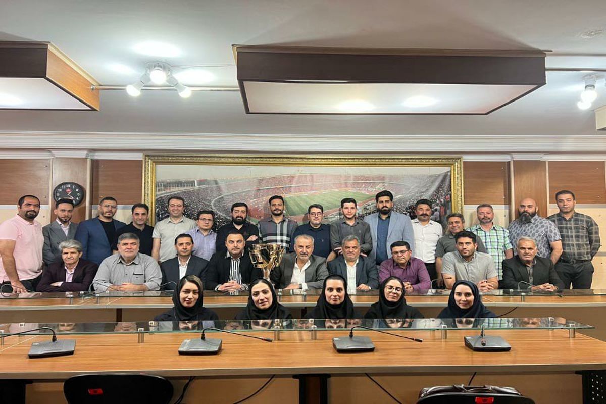 عکس| جام قهرمانی بالای سر زنان پرسپولیسی!