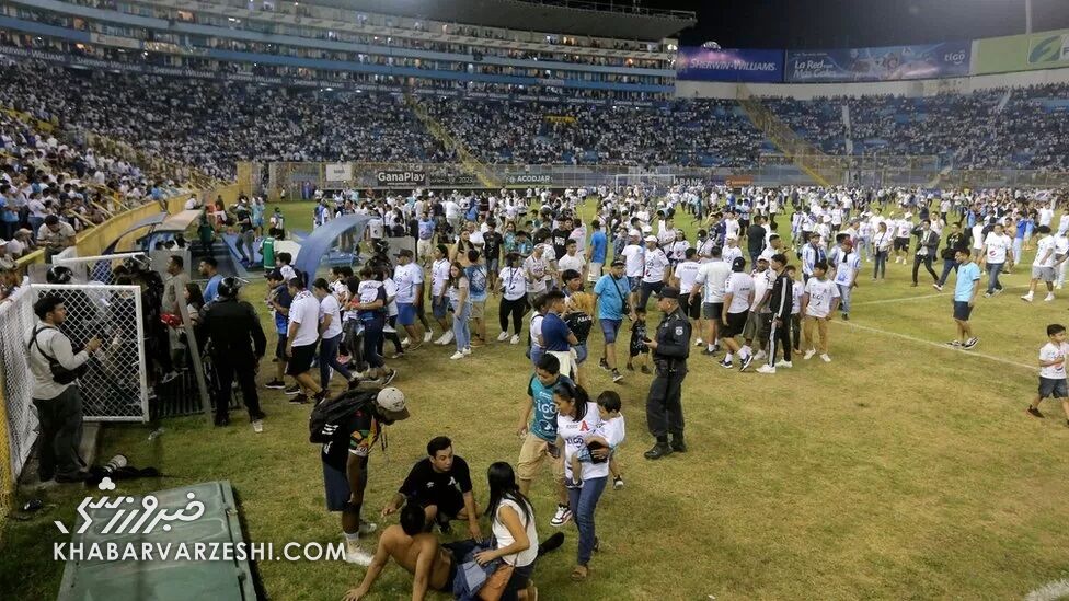 تصاویر| تراژدی در فوتبال؛ ۱۲ کشته و بیش از ۱۰۰ مجروح در اثر ازدحام جمعیت/ دستور رئیس جمهور برای بررسی فوری دلایل فاجعه/ پرچم تیم محبوب روی اجساد! +ویدیو