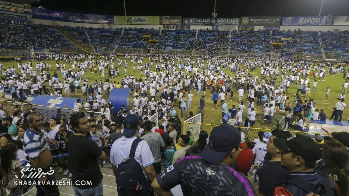 تصاویر| تراژدی در فوتبال؛ ۱۲ کشته و بیش از ۱۰۰ مجروح در اثر ازدحام جمعیت/ دستور رئیس جمهور برای بررسی فوری دلایل فاجعه/ پرچم تیم محبوب روی اجساد! +ویدیو