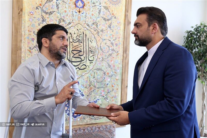 تصاویر خبرساز علیرضا دبیر با عصا در کنار محمد بنا