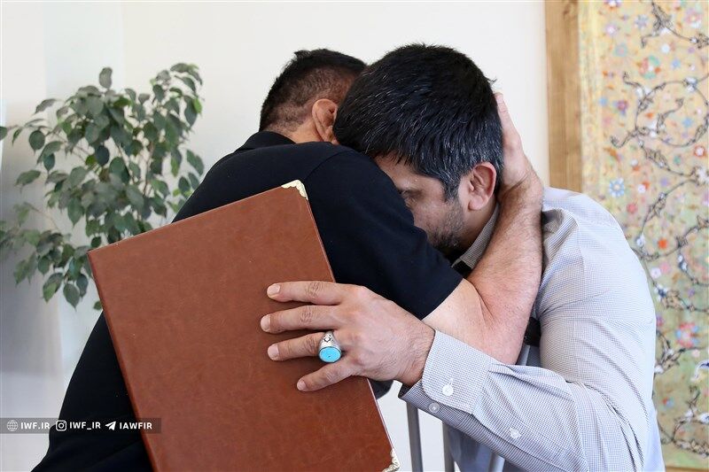 تصاویر خبرساز علیرضا دبیر با عصا در کنار محمد بنا