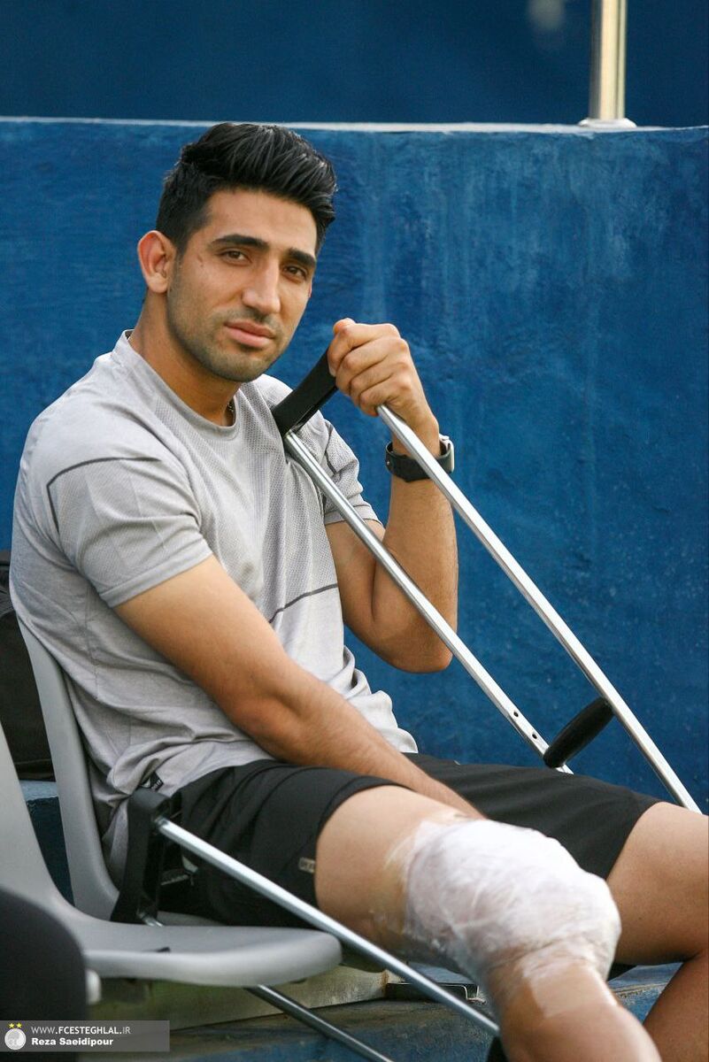 عکس| جدیدترین مصدوم استقلال عصا به دست شد!