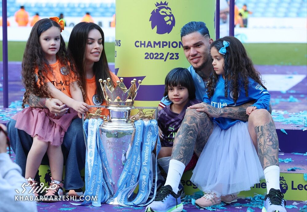 جذابترین تصاویر از جشن قهرمانی/ وقتی خانوادههای آبیپوش هم وارد زمین شدند!/ پپ یک دختر را بوسید