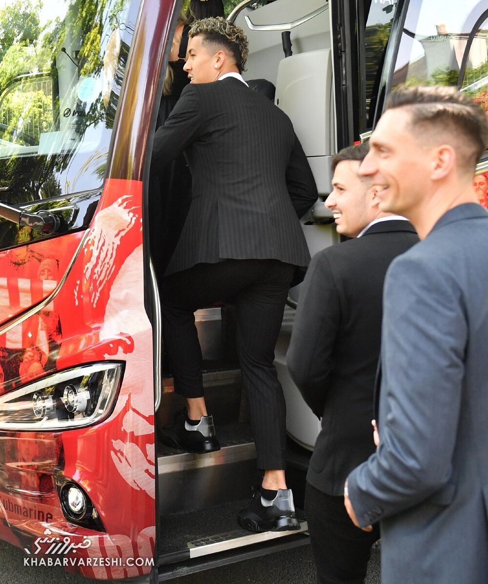 تصاویر| خاصترین خداحافظی یک ستاره با تیم/ اتوبوس تیم سرخها در خدمت خانواده بازیکن جداشده