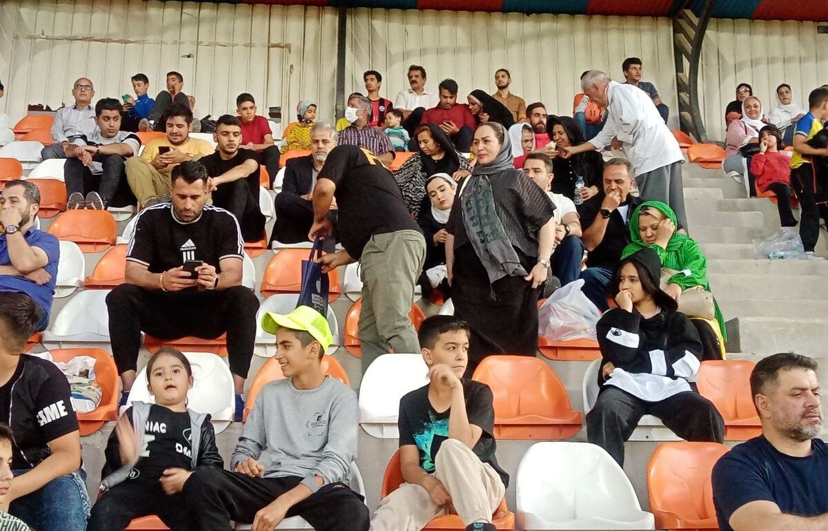 ویدیو کلوب| شب پرهیجان فوتبال با حضور زنان/ وقتی خانم‌ها در استادیوم شعار دادند!