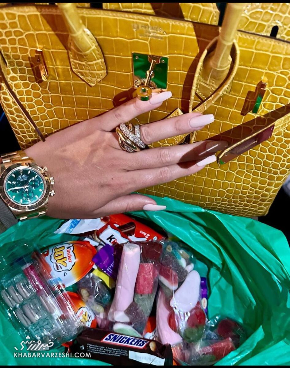 عکس| تصویری عجیب از جورجینا و کیف جادوییاش/ از ساعت ۸ میلیاردی تا پاستیل و تخم مرغ شانسی در دستان نامزد رونالدو