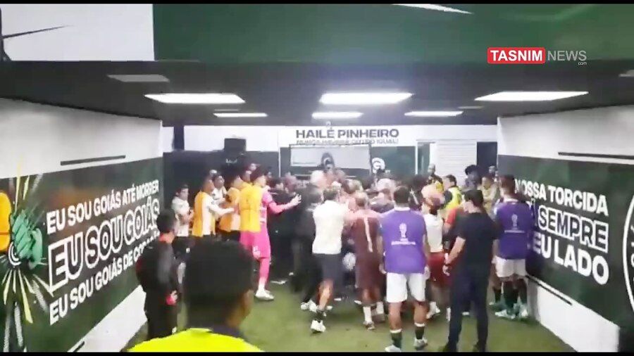 عکس| کتککاری شدید در تونل ورزشگاه/ خالی کردن اسپری فلفل در صورت بازیکنان توسط پلیس