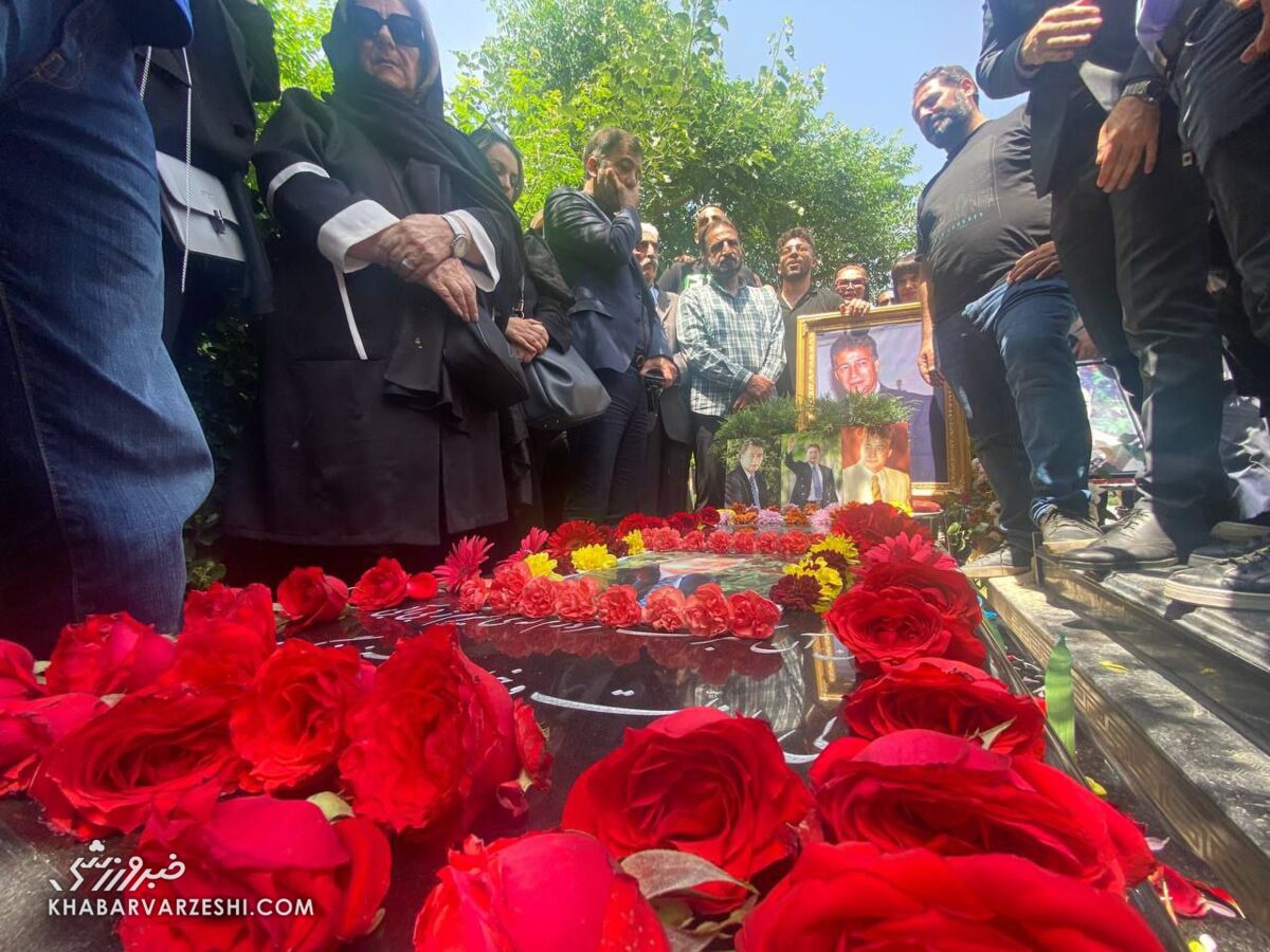 عکس| استقلالیها بر سر مزار اسطوره/ مراسم سالگرد عقاب آسیا در بهشت زهرا