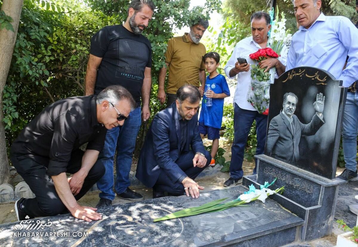 عکس| استقلالیها کار قشنگ پرسپولیسیها را تلافی کردند/ سرپرست آبیها بر مزار اسطوره سرخها