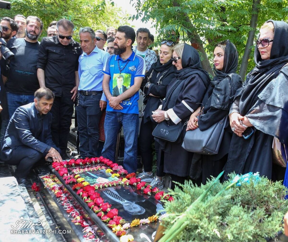 عکس| استقلالیها کار قشنگ پرسپولیسیها را تلافی کردند/ سرپرست آبیها بر مزار اسطوره سرخها