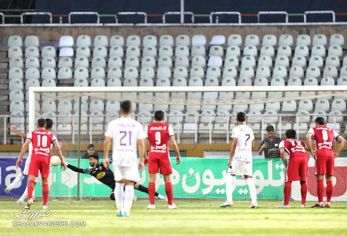 پرسپولیس ۲ - صفر استقلال را شکست می دهد و قهرمان می شود/ اگر بیرانوند در دربی گل زد تعجب نکنید/ استقلال یک بازیکن خطرناک دارد؛ مراقبش باشید!