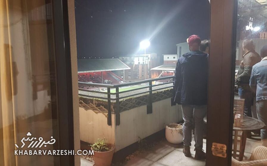 خوششانسترین هوادار فوتبال؛ وقتی بالکن خانهات گوشه ورزشگاه است!/ تماشای بازیها بدون نیاز به خرید بلیت