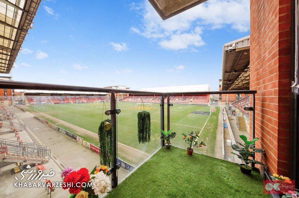 خوششانسترین هوادار فوتبال؛ وقتی بالکن خانهات گوشه ورزشگاه است!/ تماشای بازیها بدون نیاز به خرید بلیت