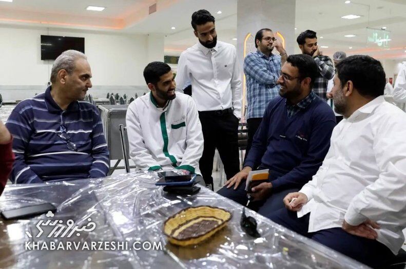 عکس| جواد خیابانی در چایخانه/ ستاره سابق پرسپولیس خادم امام رضا شد