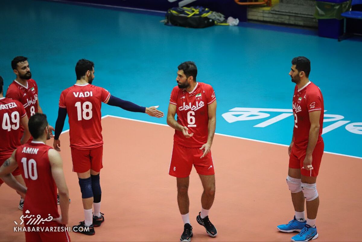 اتفاق تلخ برای تیم ملی در هواپیما/ نگاه کنایهآمیز لهستانیها به آسمانخراشهای ایران