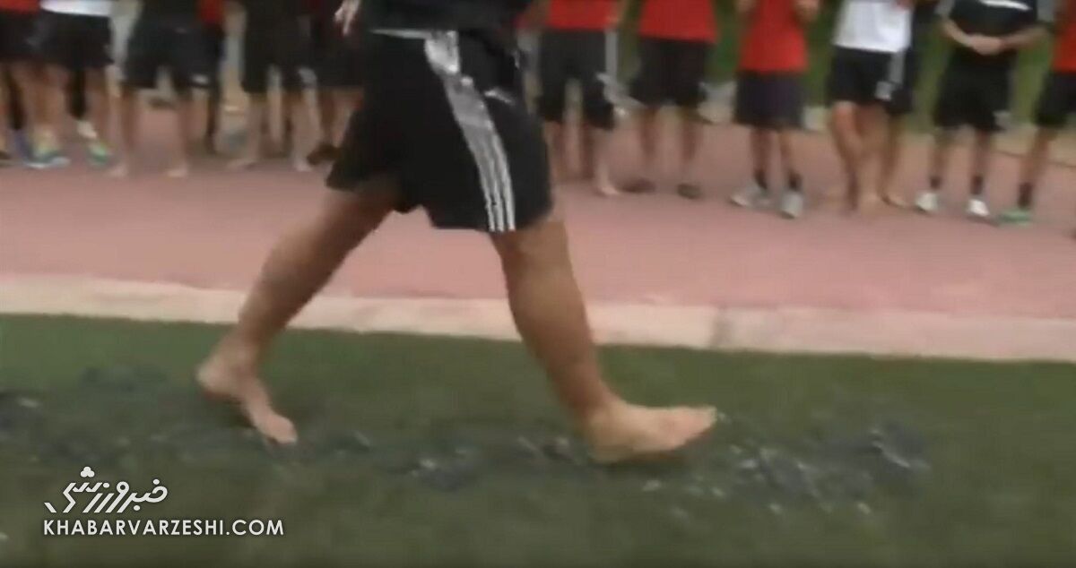 راه و روش عجیب سرمربیگری مرد اول نیمکت آبیها/ از راه رفتن روی زغال داغ تا جذب انرژی منفی به وسیله لیمو!