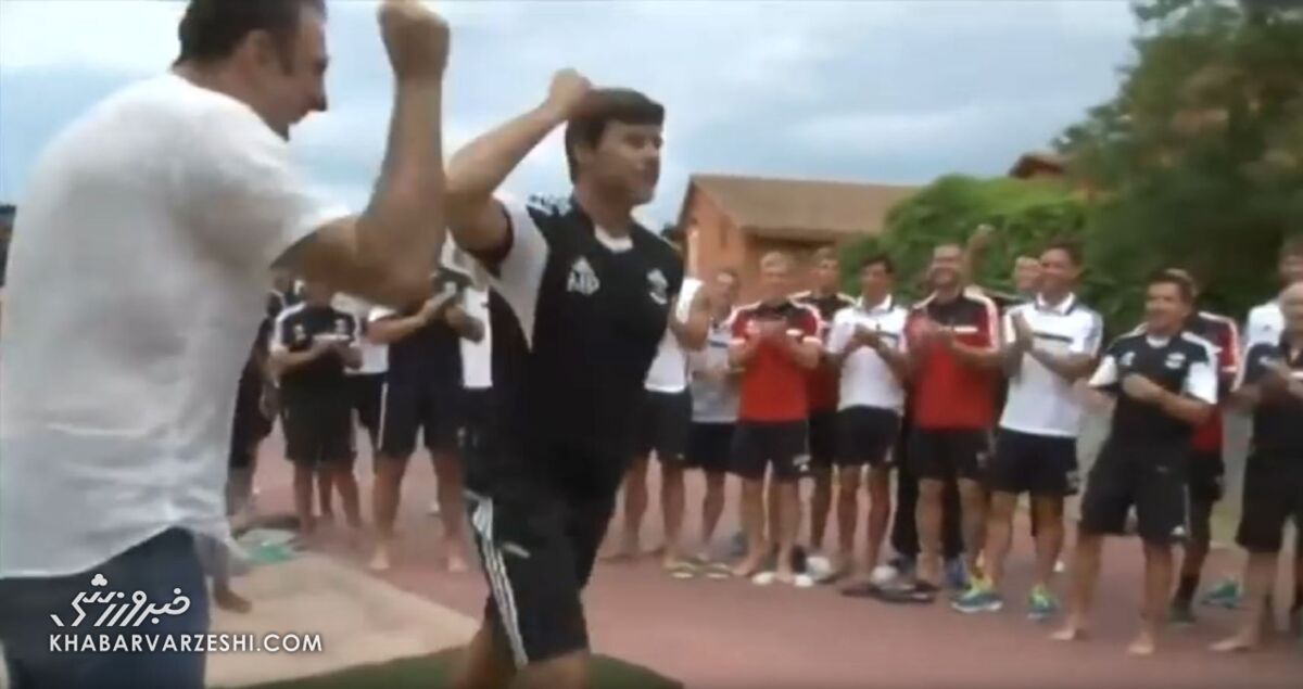 راه و روش عجیب سرمربیگری مرد اول نیمکت آبیها/ از راه رفتن روی زغال داغ تا جذب انرژی منفی به وسیله لیمو!