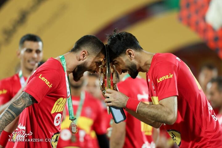 میلاد سرلک و علیرضا بیرانوند؛ جشن قهرمانی پرسپولیس در جام حذفی 1402-1401