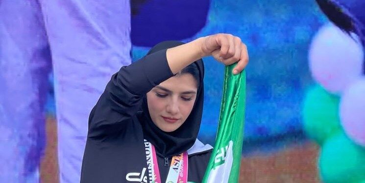 اقامه نماز ورزشکار زن ایرانی در حاشیه برگزاری جام بین‌المللی قرقیزستان +ویدیو