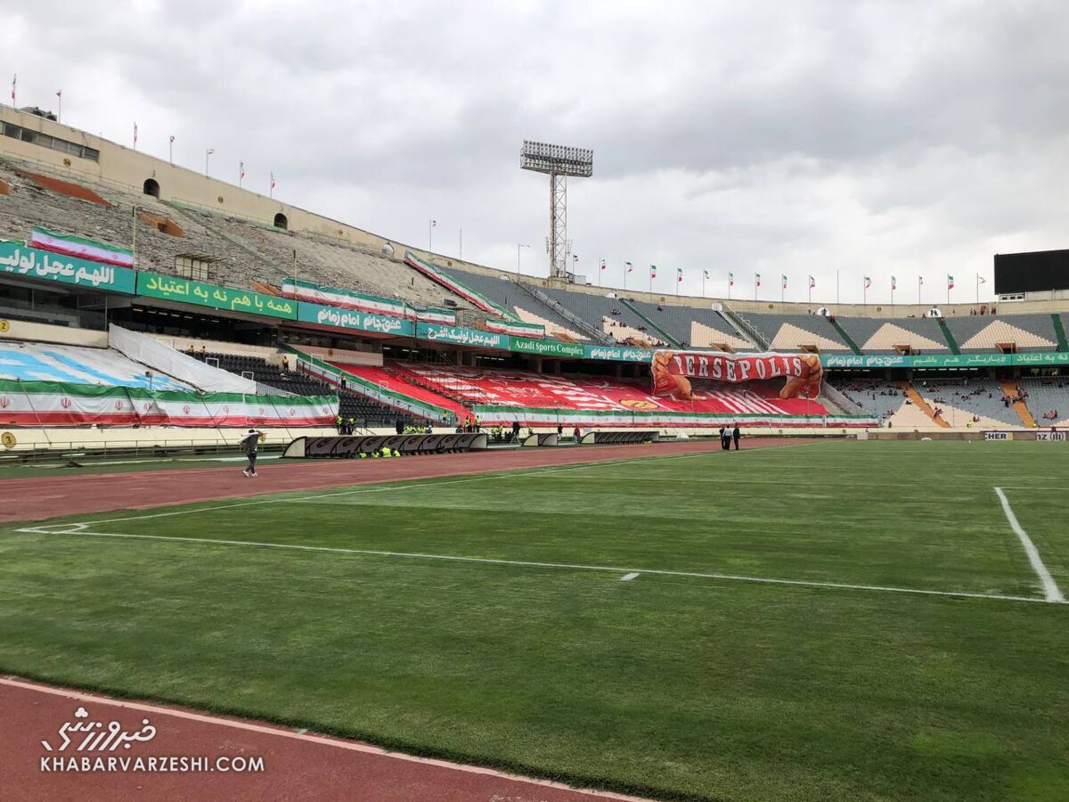 درگیری هواداران پرسپولیس و استقلال روی سکوها/ جو ورزشگاه آزادی متشنج شد!