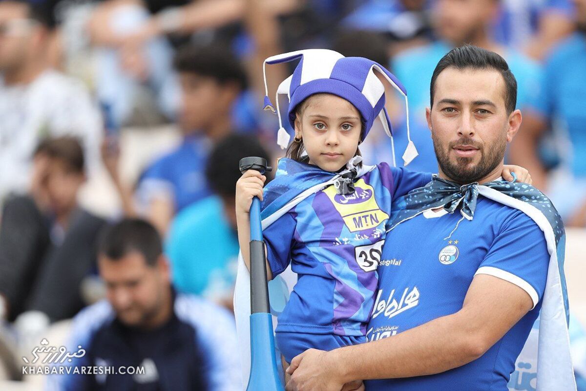 عکس| یک دختر استقلالی تماشاگر ویژه دربی