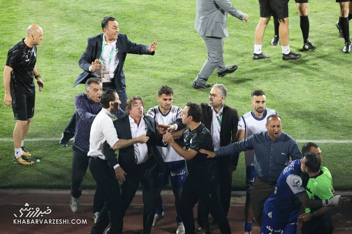درگیری ساپینتو با هواداران پرسپولیس!/ استقلال فینال جام حذفی را باخت، سرمربی آبیها در فرودگاه جنجال کرد/حضور کمک داور در جشن پرسپولیسی ها!