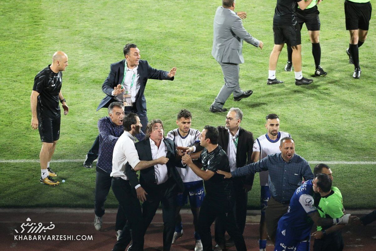 ساپینتو اصلاحناپذیر بود و فقط با احساسات مردم بازی کرد/ گل استقلال کاملاً اتفاقی بود/ این آقا مرد روزهای بزرگ نبود/ پرسپولیس ما را زمینگیر کرده بود!