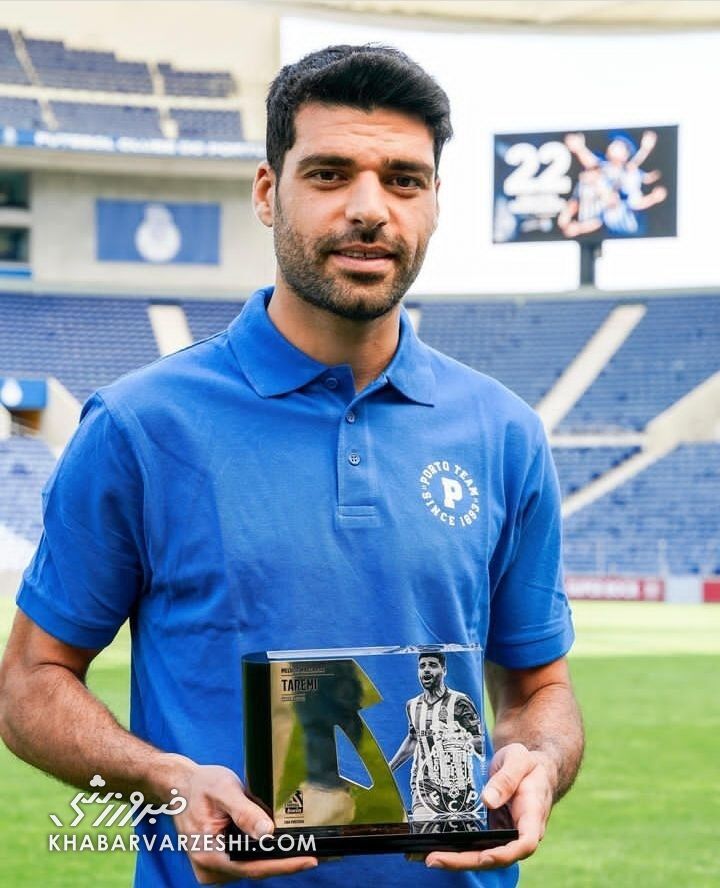 عکس| جایزه خاص آقای گلی لیگ پرتغال به دست طارمی رسید