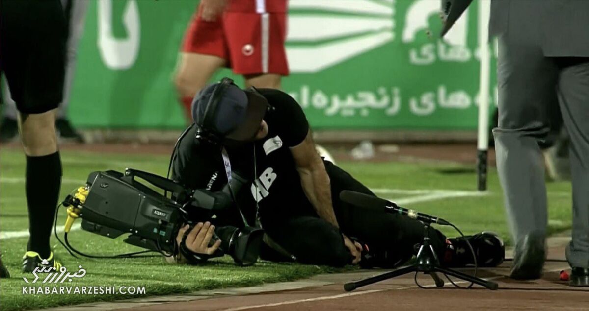 فینال جام حذفی یا میدان جنگ؛ از تکرار قهرمانی پرسپولیس تا شکست دوباره استقلال/ حمله سکوها به افرادی که در زمین حضور داشتند؛ وقتی سرمربی تیم هم گلادیاتور میشود!