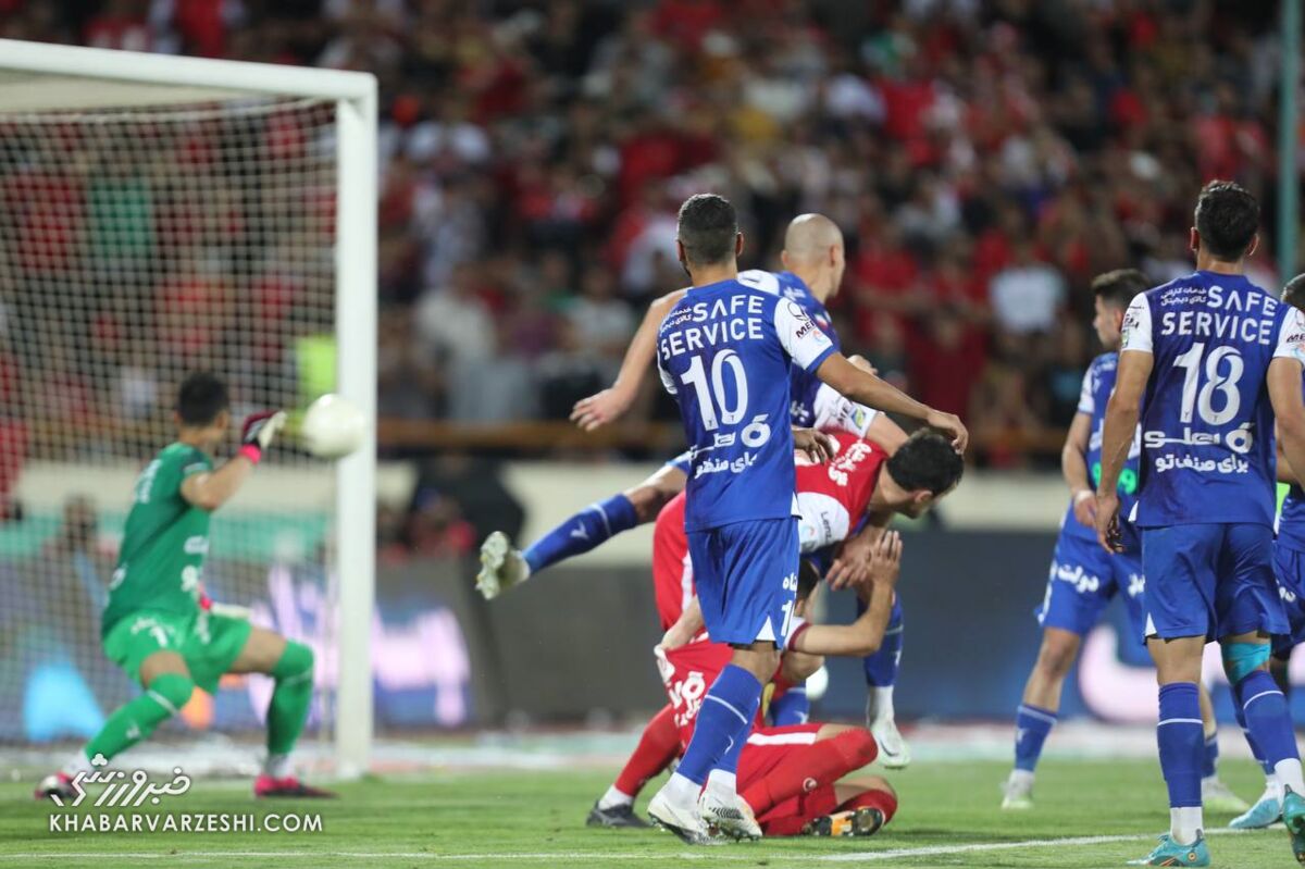 عکس| زاویهای متفاوت از گل دوم پرسپولیس به استقلال/ چالش مانکن کاپیتان آبیها