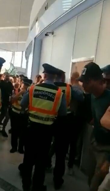 عکس| داور فینال و خانوادهاش مورد حمله هواداران قرار گرفتند