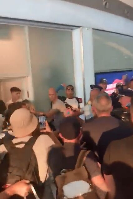 عکس| داور فینال و خانوادهاش مورد حمله هواداران قرار گرفتند