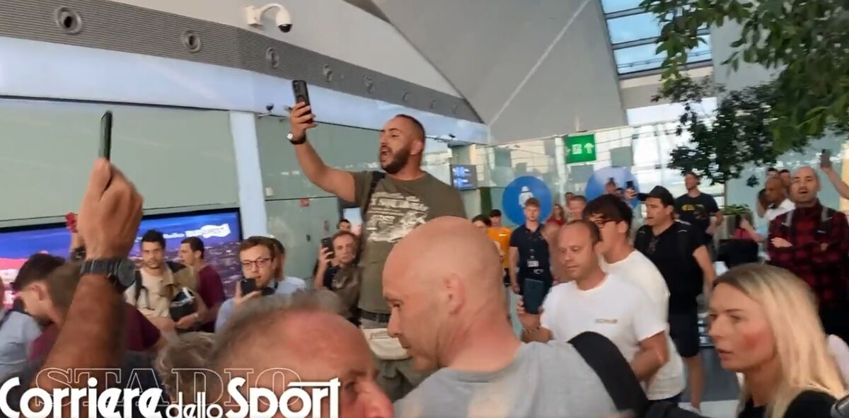 عکس| داور فینال و خانوادهاش مورد حمله هواداران قرار گرفتند