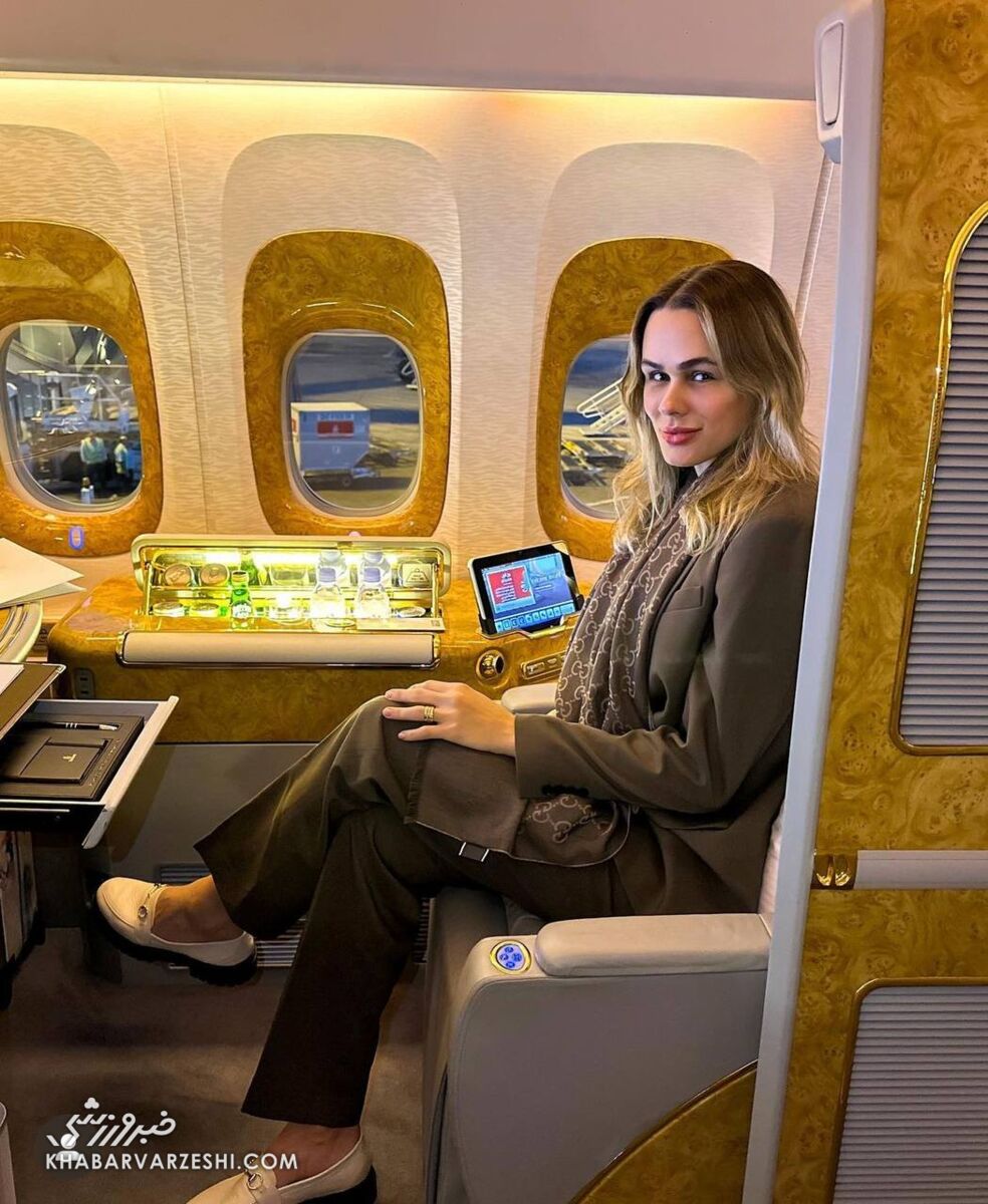 عکس| مهاجم پرسپولیس و زنش با فرست کلاس از ایران رفتند/ امکانات رویایی هواپیمای اماراتی