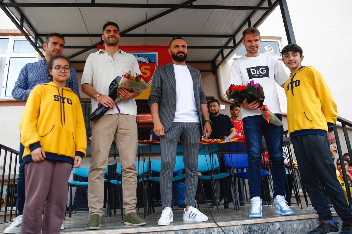 تصاویر| علی کریمی در اروپا سخنران شد/ پیام جالب فوتبالیست ایرانی به دانش‌آموزان
