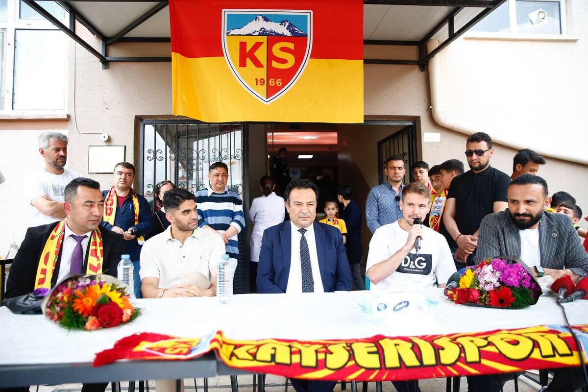 تصاویر| علی کریمی در اروپا سخنران شد/ پیام جالب فوتبالیست ایرانی به دانشآموزان