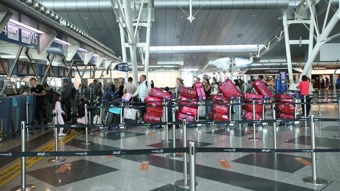 عکس| اقدام عجیب و جنجالی هم‌تیمی طارمی در فرودگاه/ سفر با 50 چمدان بزرگ!
