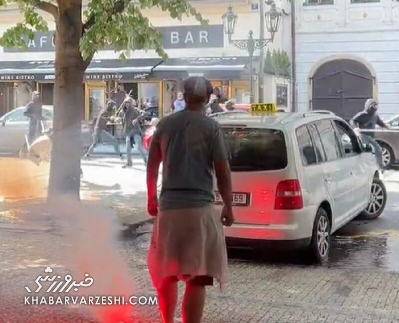 ویدیو| درگیری وحشیانه هواداران با پرتکردن آتش و صندلی/ این جنون جهانی است! ویدیو| درگیری وحشیانه هواداران با پرتکردن آتش و صندلی/ این جنون جهانی است!