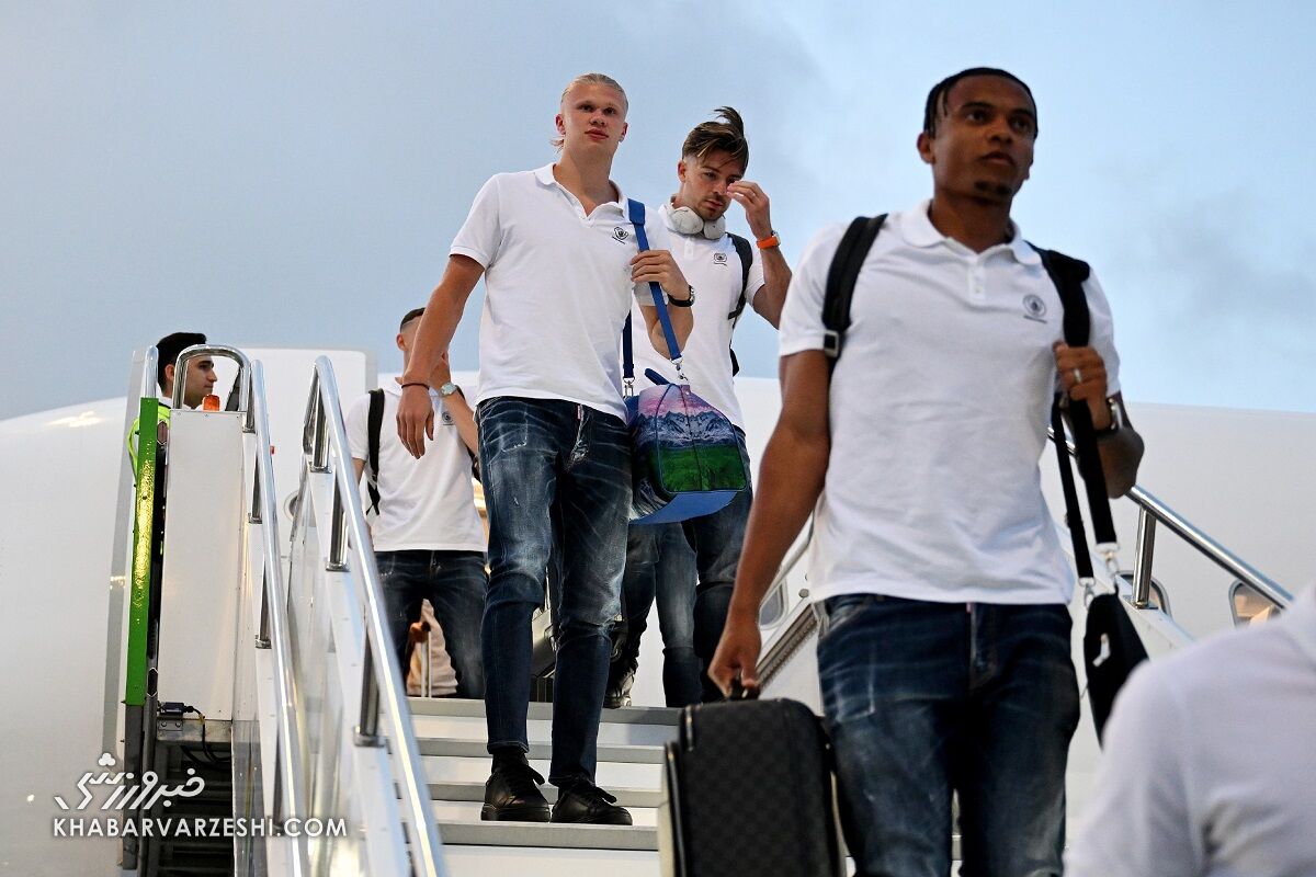 تصاویر| ستارههای منچسترسیتی و اینتر در استانبول فرود آمدند/ دروازهبان اینتر: آنها باید بترسند نه ما!