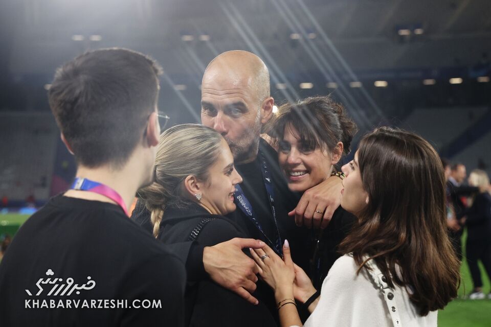 تصاویر جالب از بازیکنان سیتی و خانوادهشان در جشن قهرمانی لیگ قهرمانان اروپا/ از نقش پررنگ نامزد هالند تا بوسه دوباره پپ برای دخترش
