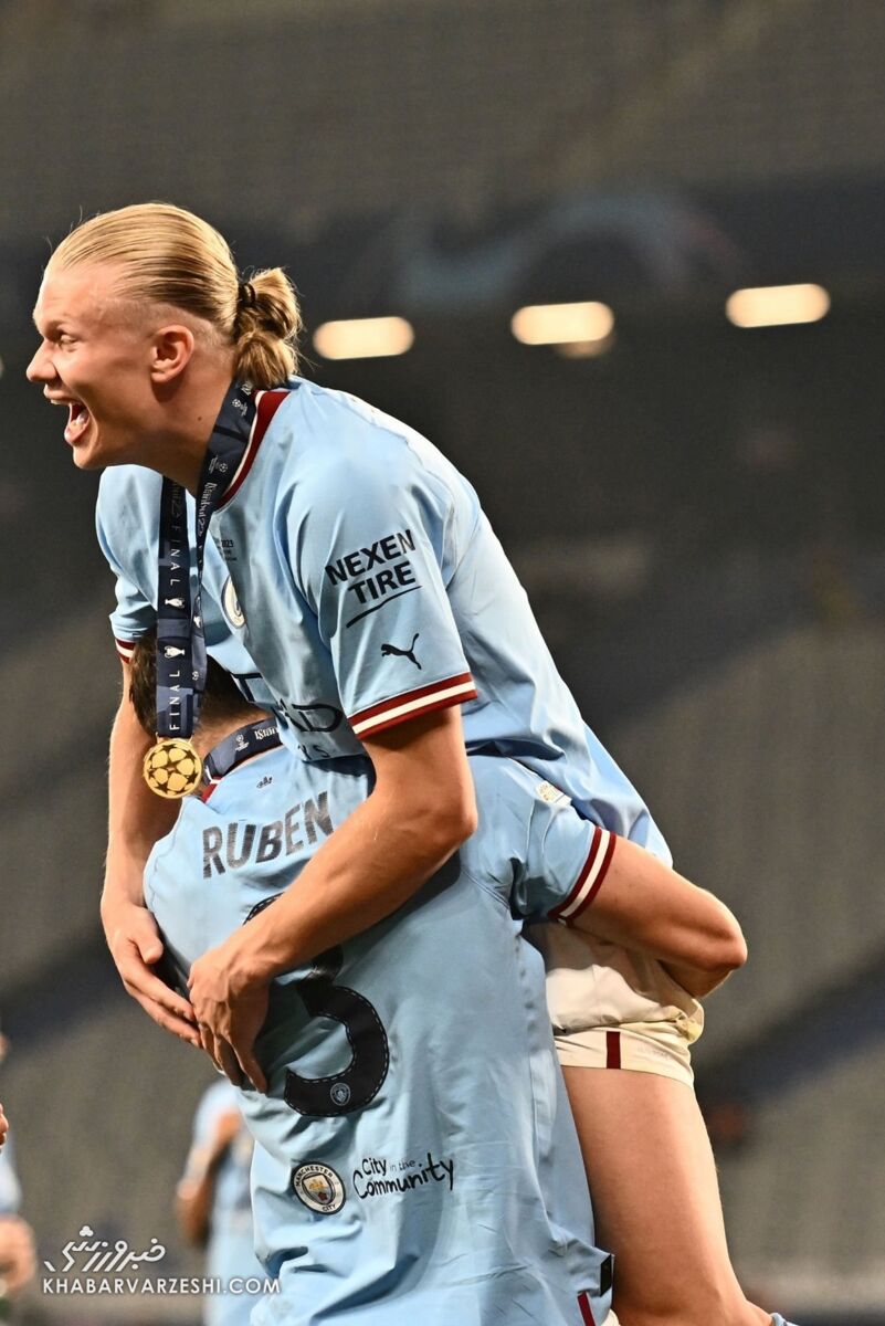 تصاویر جالب از بازیکنان سیتی و خانوادهشان در جشن قهرمانی لیگ قهرمانان اروپا/ از نقش پررنگ نامزد هالند تا بوسه دوباره پپ برای دخترش