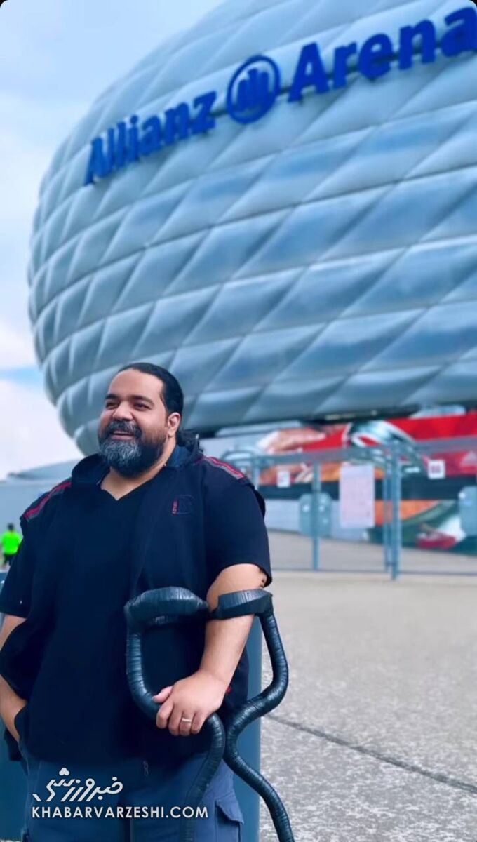 عکس| ژست جالب خواننده پرسپولیسی و دوست صمیمی علی انصاریان مقابل استادیوم بایرن مونیخ